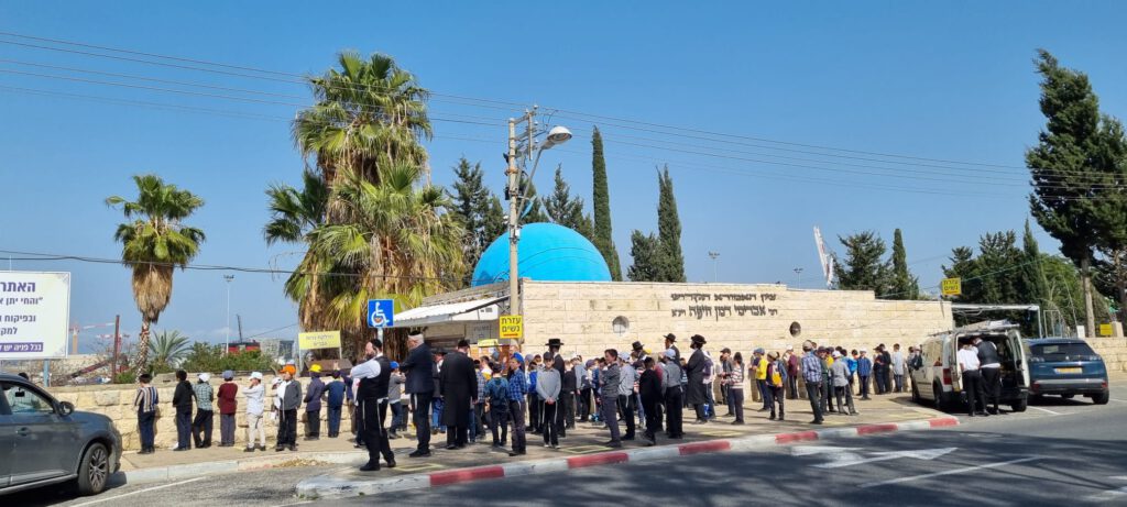 מעלת נתינת צדקה בבית קברות